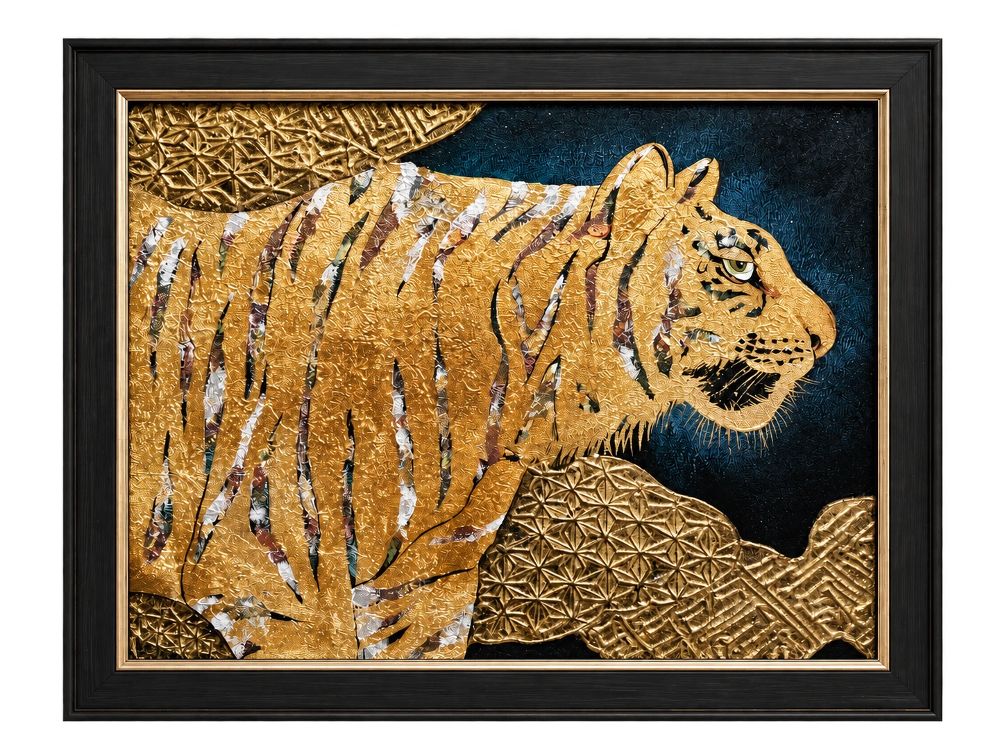 The Roar Beneath Silence: The golden tiger contrasts with a dark background; lines, surface layers and a quiet gaze give the work its strength.