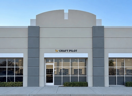使用者提供的 CRAFT PILOT 門面參考截圖，可見弧形屋頂、深色立柱、招牌與玻璃窗格。